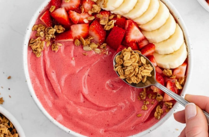 Healthy Strawberry Banana Smoothie Bowl