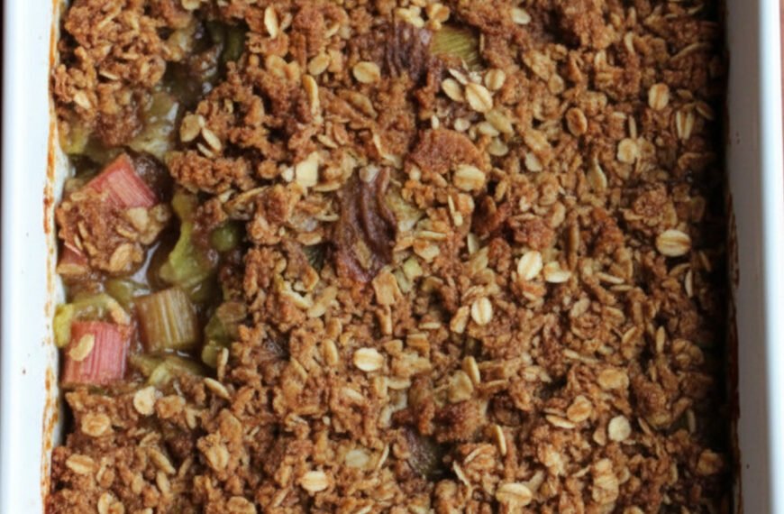 Old Fashioned Rhubarb Crisp with Oat Topping