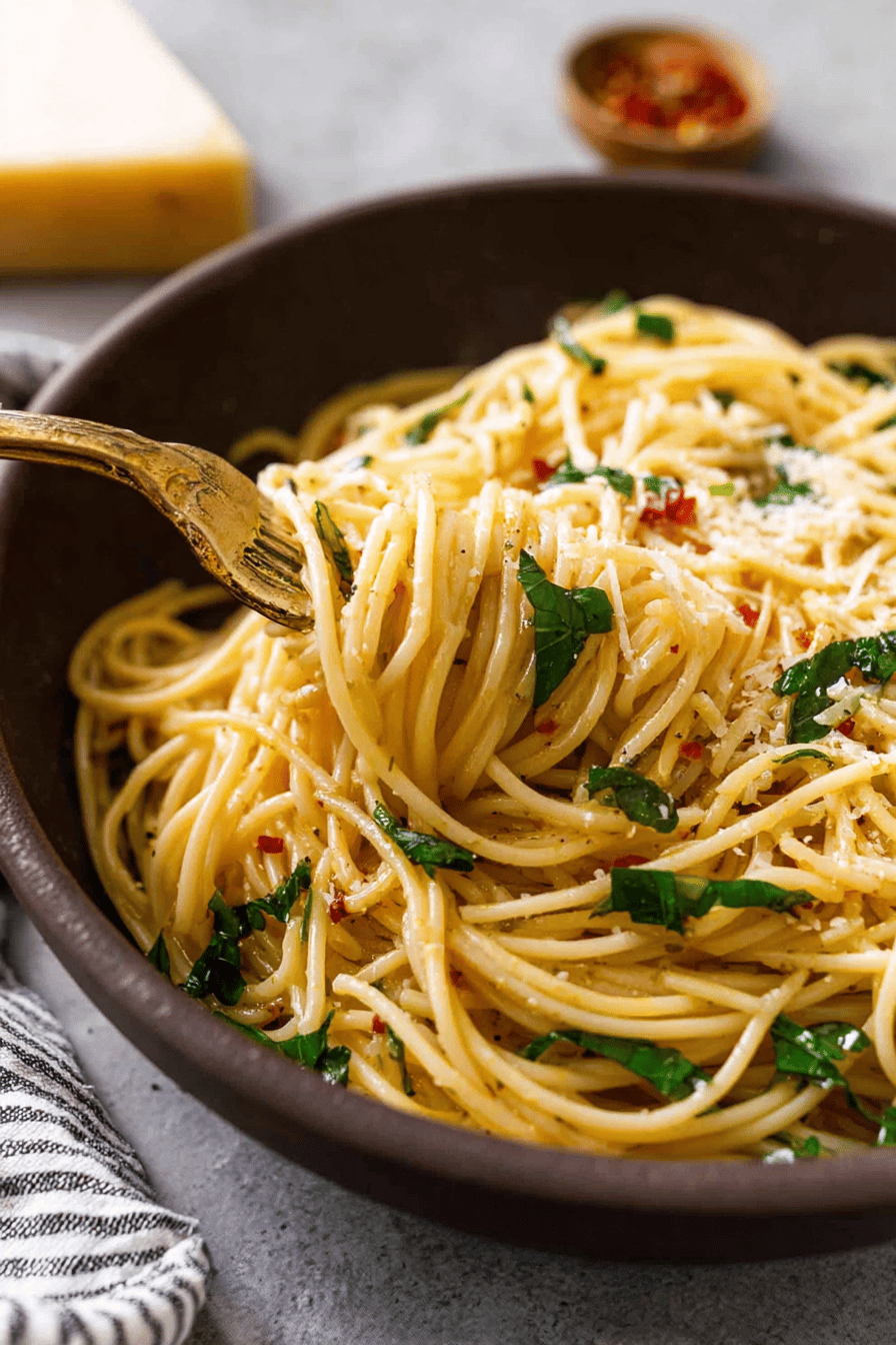 Spaghetti Aglio e Olio, Easy 20 Minute Italian Pasta Dinner