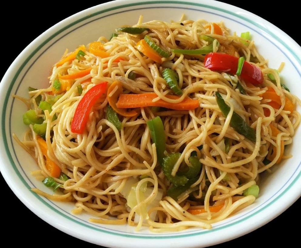 Understanding the Difference Between Lo Mein and Chow Mein - Savory ...