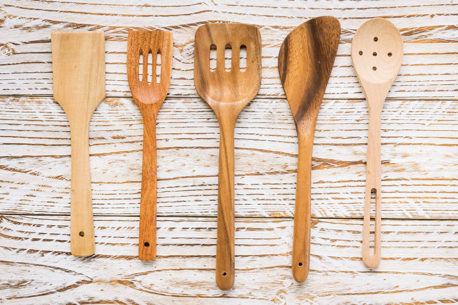 Wooden Spoons Full of Bacteria and Germs: How to Naturally Disinfect Them